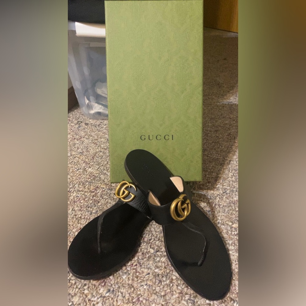 Gucci LEATHER THONG SANDAL WITH DOUBLE G